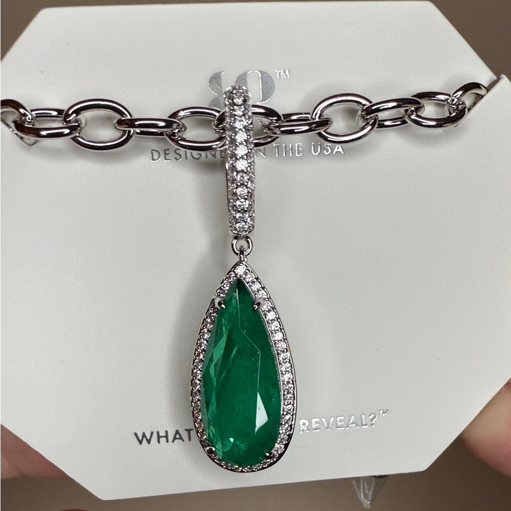 Stunning Silver and Green Teardrop Necklace